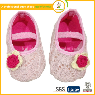 Vente en gros de vêtements newborn baby walk shoes fleur à la main chaussures de bébé en crochet